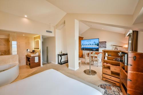 Suite with Hot Tub and Terrace