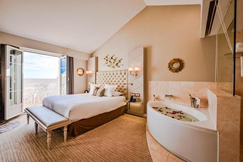 Deluxe Double Room with Balcony and Sea View