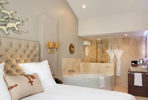 Deluxe Double Room with Balcony and Sea View