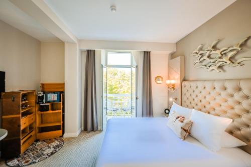 Deluxe Classic Queen Room with Balcony