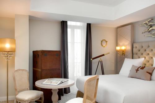 Deluxe Classic Queen Room with Balcony