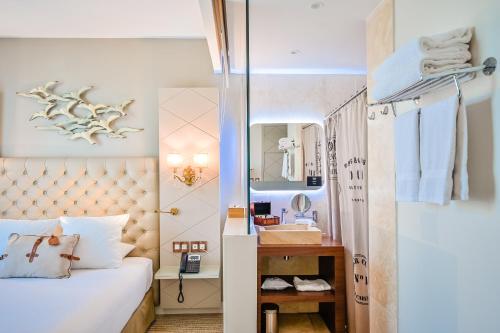 Deluxe Classic Queen Room with Balcony