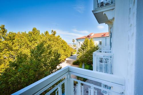 Deluxe Classic Queen Room with Balcony