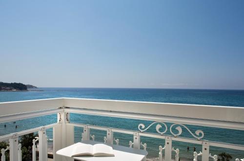 King Suite with Sea View - Mobility Accessible