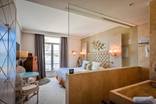 Deluxe King Room with Partial Sea View