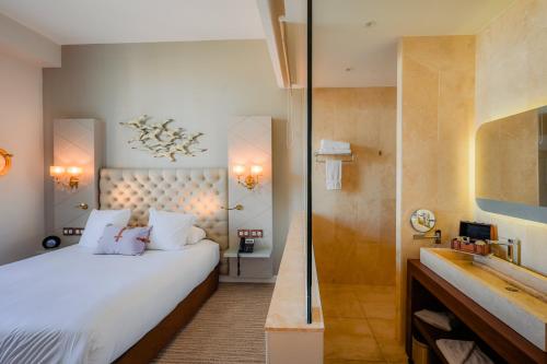 Deluxe King Room with Partial Sea View