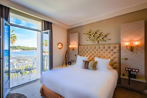 Deluxe King Room with Partial Sea View