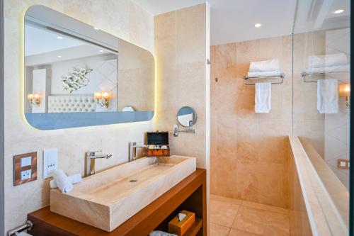 Deluxe King Room with Partial Sea View