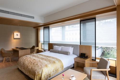 [Heritage] Corner Double Junior Suite with Balcony - Club Lounge Access