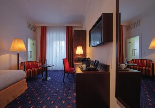 Standard Queen Room