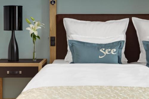 Deluxe Single Room with Lake View