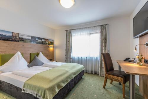 Standard Twin Double Room (with Air Conditioning)