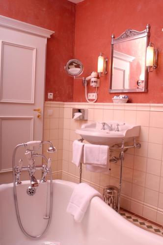 Double Room (1 Adult)