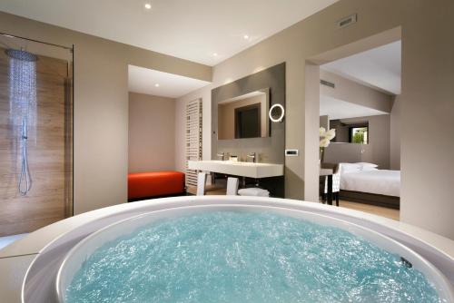Suite with Spa Bath and Spa Access