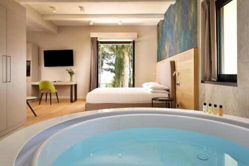 Suite with Spa Bath and Spa Access