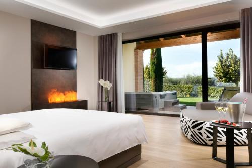 Suite with External Spa Bath and Spa Access