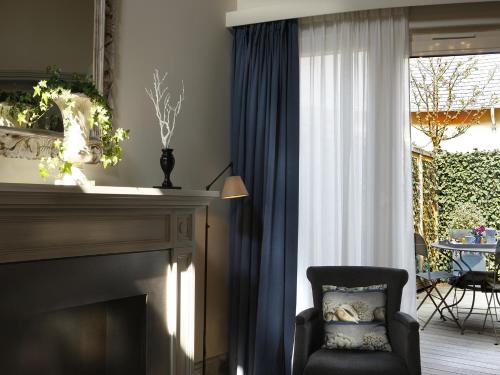 Communicating Manor Suite