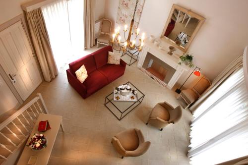 Communicating Manor Suite