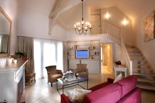 Communicating Manor Suite