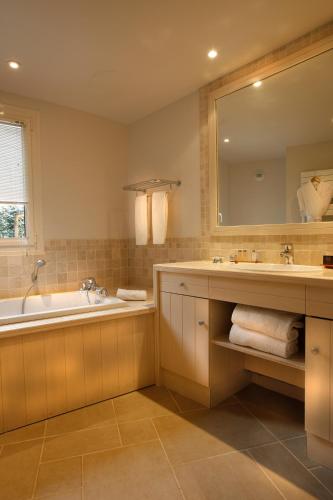 Communicating Manor Suite