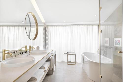 Suite 1923