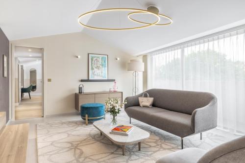 Suite 1923
