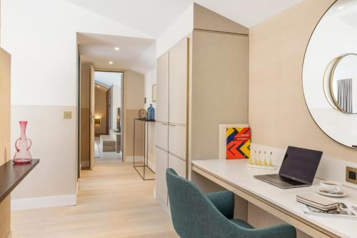 Suite 1923