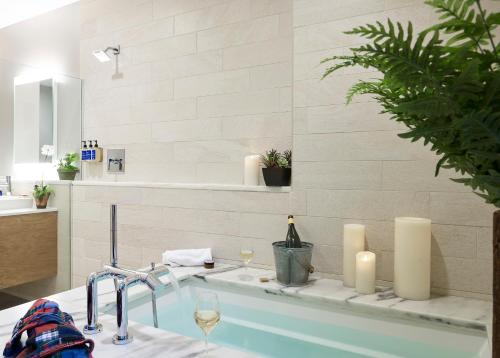 King Room with Spa Bath