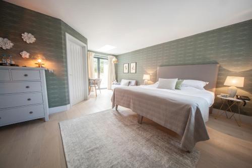 Signature Room with Hot Tub