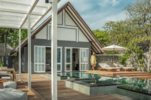 Premier Oceanfront King Bungalow with Pool - Room Rate inclusive of breakfast for 2 adults