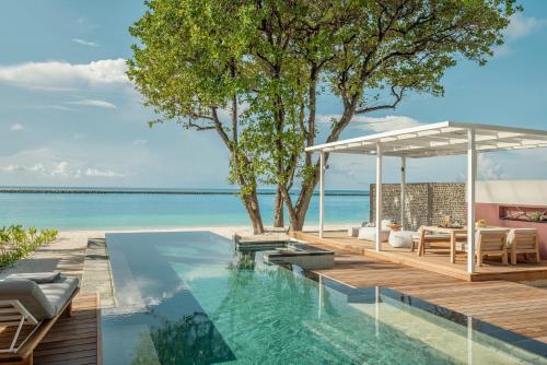Premier Oceanfront Twin Bungalow with Pool - Room Rate inclusive of breakfast for 2 adults