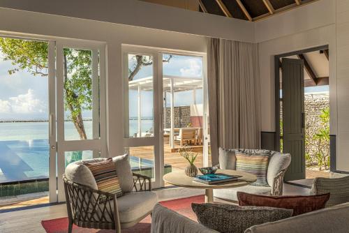 Premier Oceanfront Twin Bungalow with Pool - Room Rate inclusive of breakfast for 2 adults