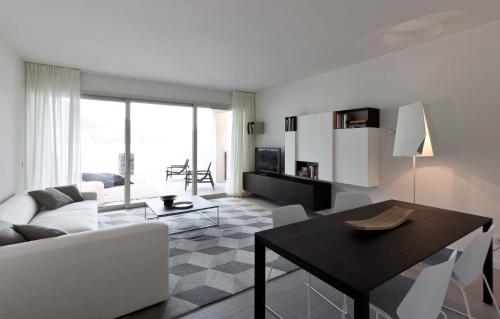 Apartment with Lake View