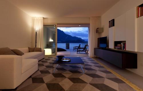 Apartment with Lake View