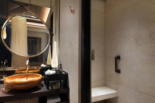 Reserve Suite, 1 Bedroom Suite, 1 King, Resort view, Balcony