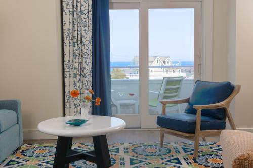 Deluxe Suite with Sea View