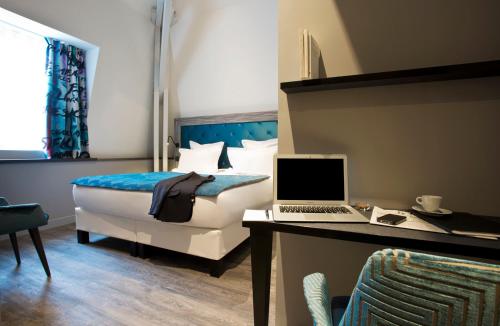 Double Room Parenthese