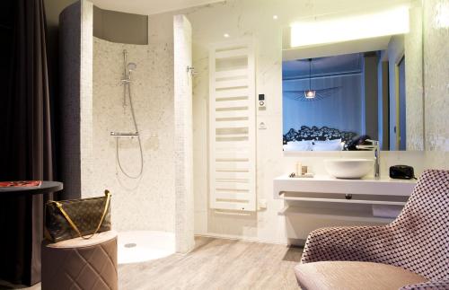 Double Room Parenthese