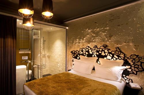 Double Room Signature