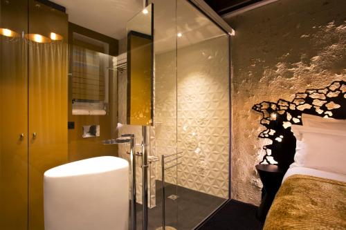 Double Room Signature