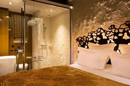 Double Room Signature