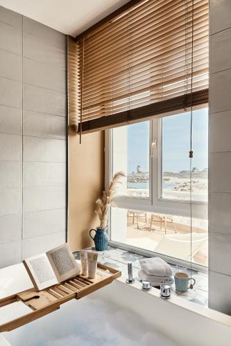 Suite with Terrace and Sea View