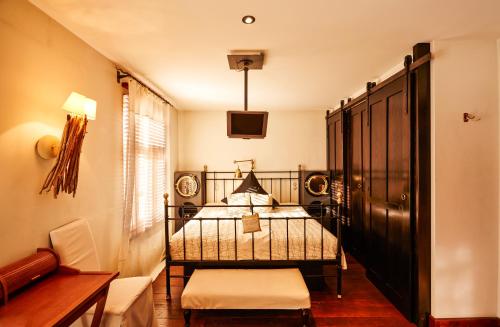 Double Room with Waterbed and Balcony