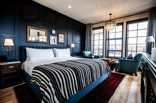 Corner King Room