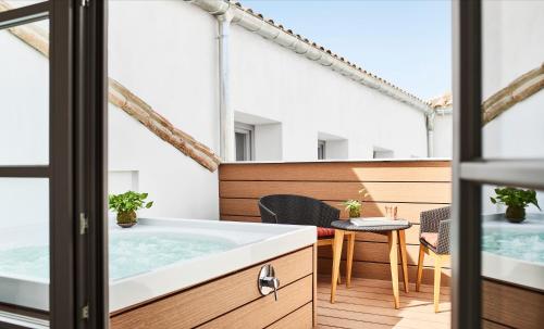 Suite with Hot Tub