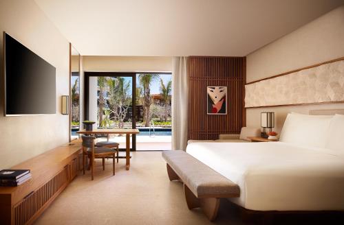 Deluxe King Swim-Up	