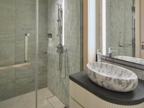 1 King Essential Walk In Shower