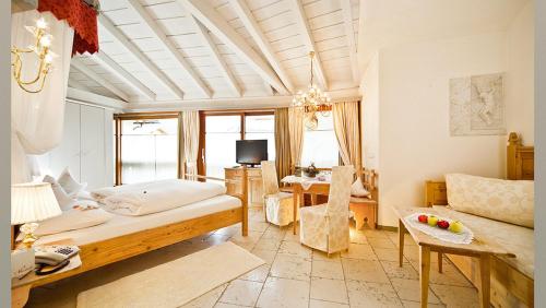 Deluxe Suite with Spa Bath