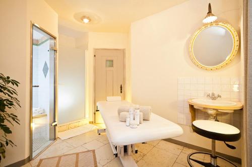 Deluxe Suite with Spa Bath