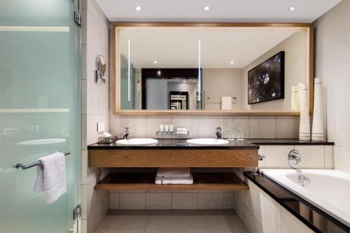 Waterfront Twin Room 